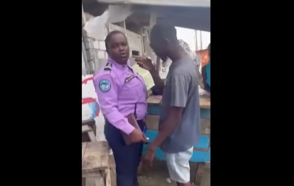 Côte d'Ivoire il réclame avec véhémence son permis à une policière ; voici ce qui lui est arrivé après (vidéo)