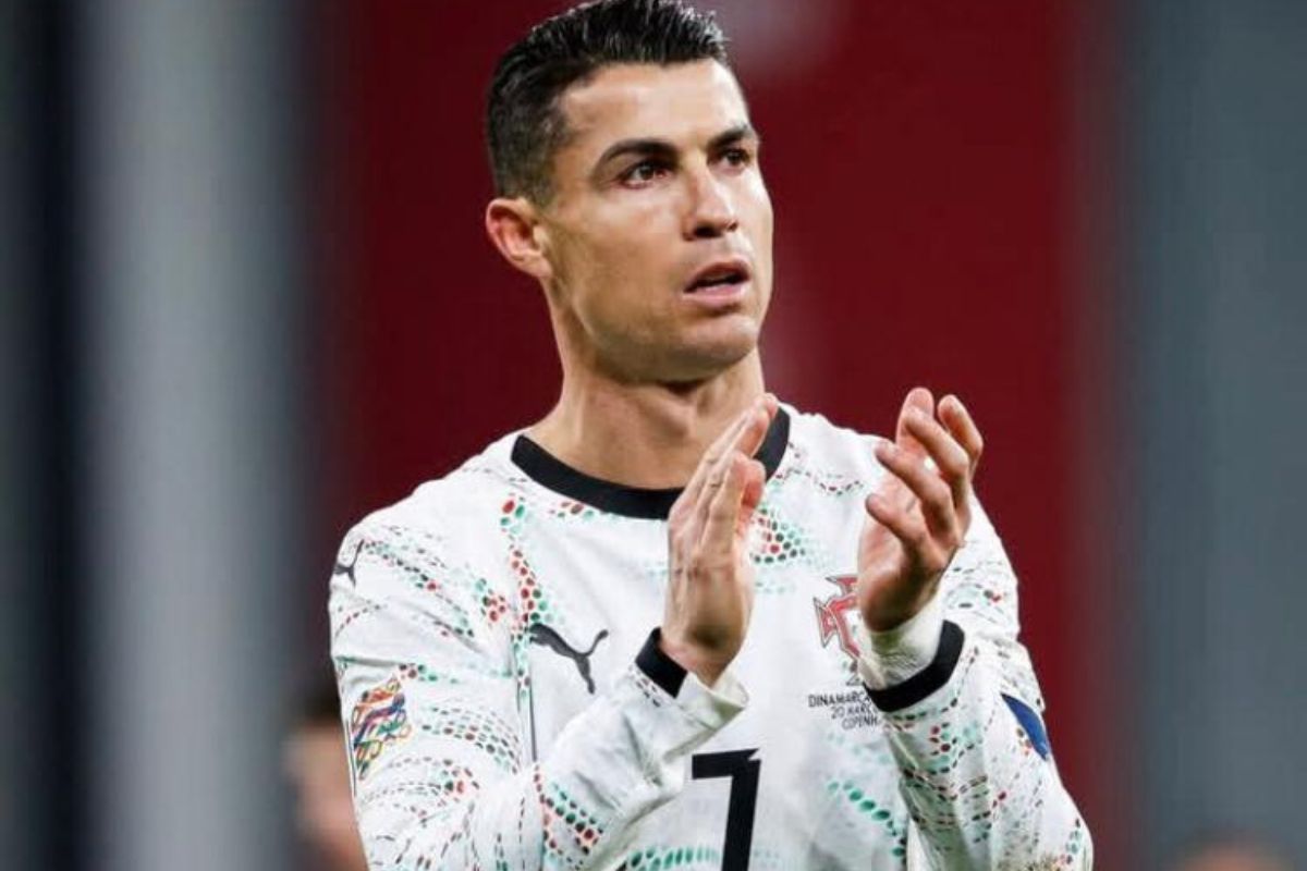 Cristiano Ronaldo reçoit le Guinness record du…