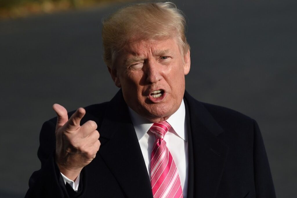 Droits de douane : des démocrates soupçonnent Trump de possible délit de…