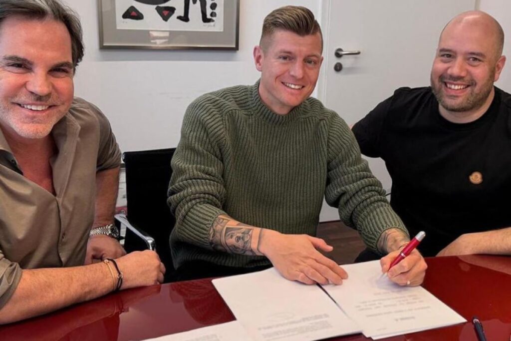 Toni Kroos fait un retour fracassant et signe un nouveau contrat avec…