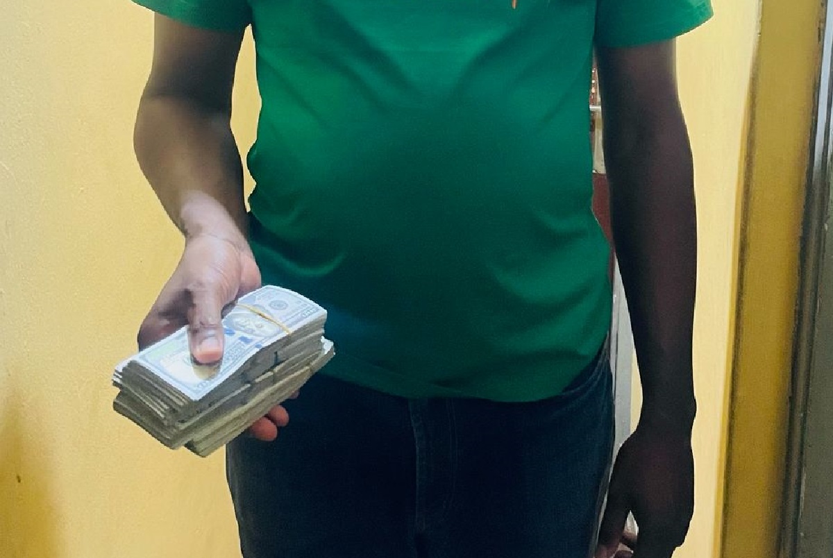 Afrique de l'Ouest cette douane découvre 23 millions cachés dans une chaussure