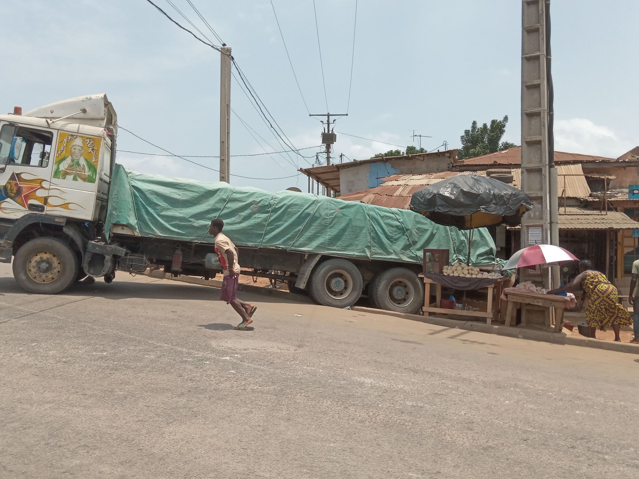 Côte d'Ivoire   les freins d'un camion de 10 tonnes lâchent et...