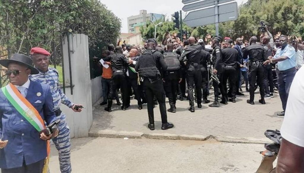 Côte d'Ivoire manifestation de députés d'opposition devant le palais de justice