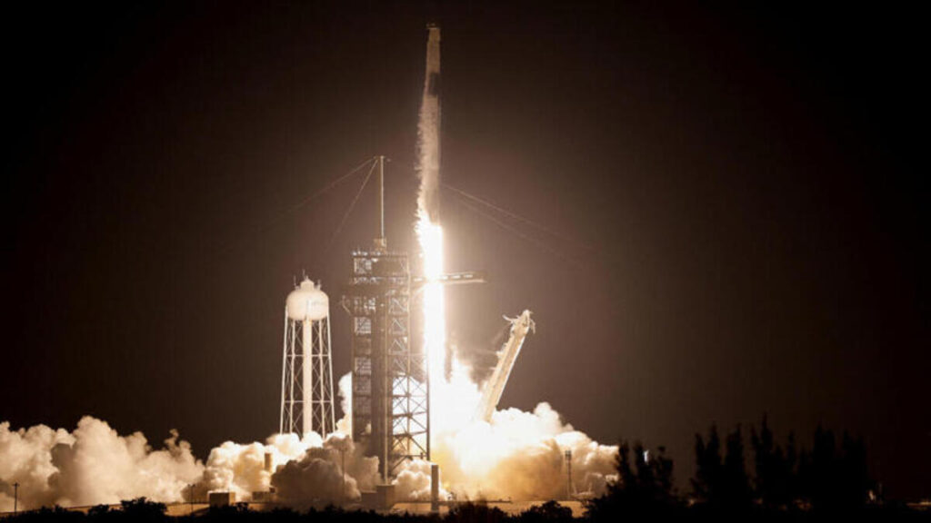 Lancement par SpaceX de la première mission spatiale habitée pour survoler les pôles de la Terre