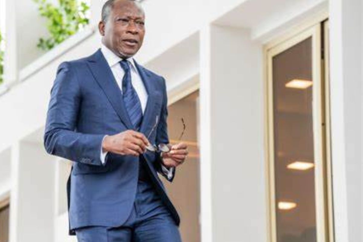 Le Président de la République, Patrice Talon, est frappé par une douloureuse épreuve. Il a perdu ce mardi 10 février 2026 l’un de ses gardes rapprochés, Maurice Codjia des suites d’une crise d’asthme, un collaborateur discret mais essentiel à la sécurité du chef de l’État. La disparition de cet homme de devoir plonge la Présidence et l’ensemble de la garde présidentielle dans une profonde tristesse, tant il incarnait loyauté, professionnalisme et engagement au service de la Nation. Bénin : Patrice Talon frappé par un terrible malheur (photo)