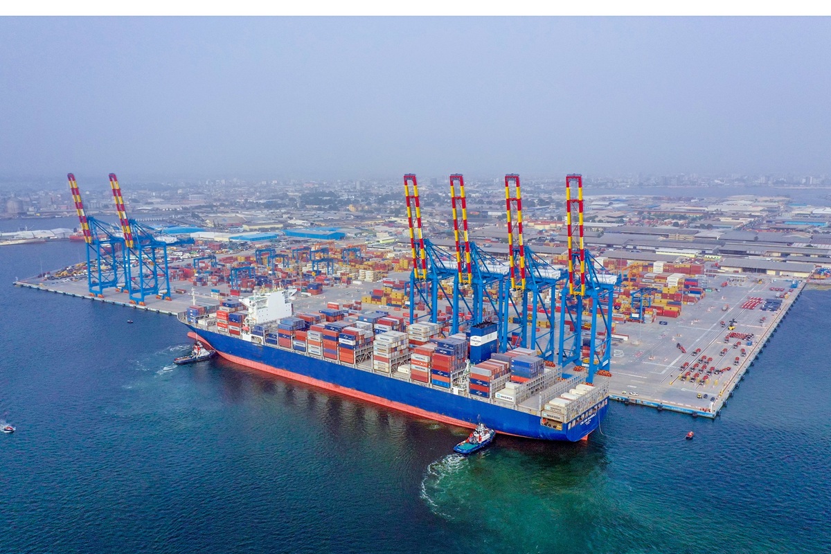 Comme annoncé dans de précédentes publications, le Port autonome d'Abidjan a acquis, le 11 juillet 2025, 11 nouveaux portiques pour renforcer À peine accosté au port d’Abidjan, un navire s’incline brusquement (vidéo) Voici comment ce pays d’Afrique du nord s’impose dans les banques de développement sans s’endetter