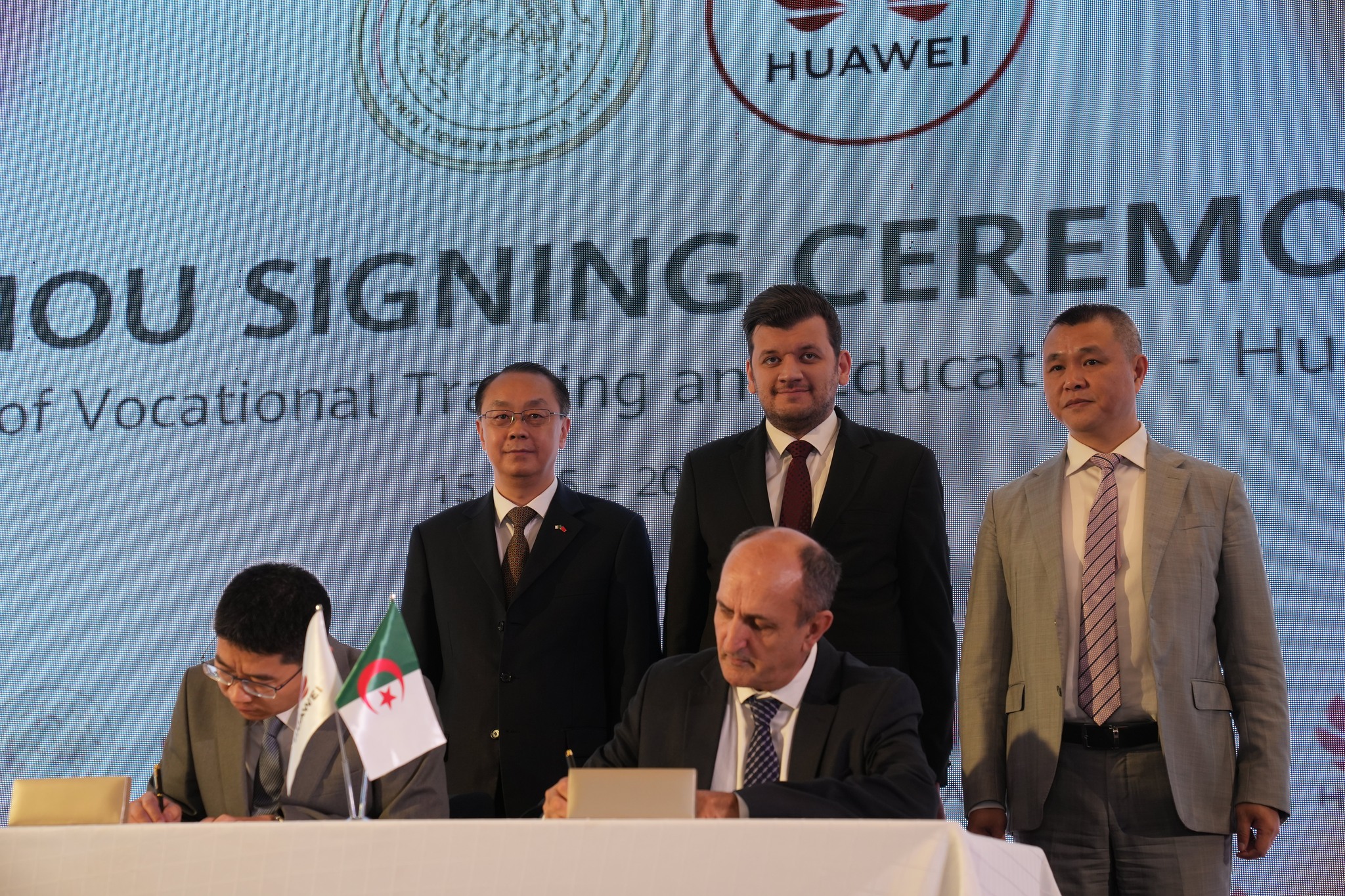 L'Algérie signe un contrat avec la puissante firme chinoise Huawei pour ...