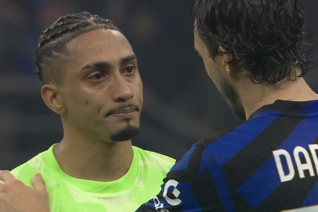 LDC Ce supporter de l'Inter a regardé le match chez des fans du Barça voici ce qui lui est arrivé après