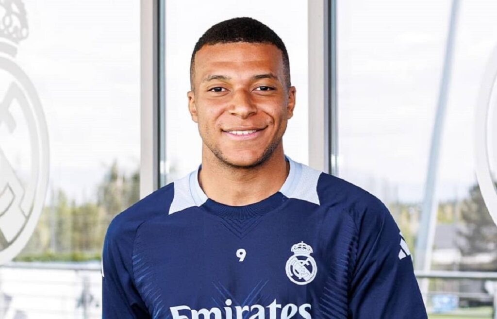Real Madrid Kylian Mbappé reçoit le prix du meilleur joueur de l'année au...