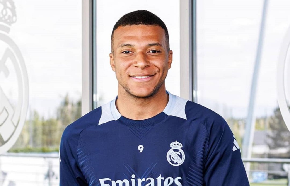 Real Madrid Kylian Mbappé reçoit le prix du meilleur joueur de l'année au...