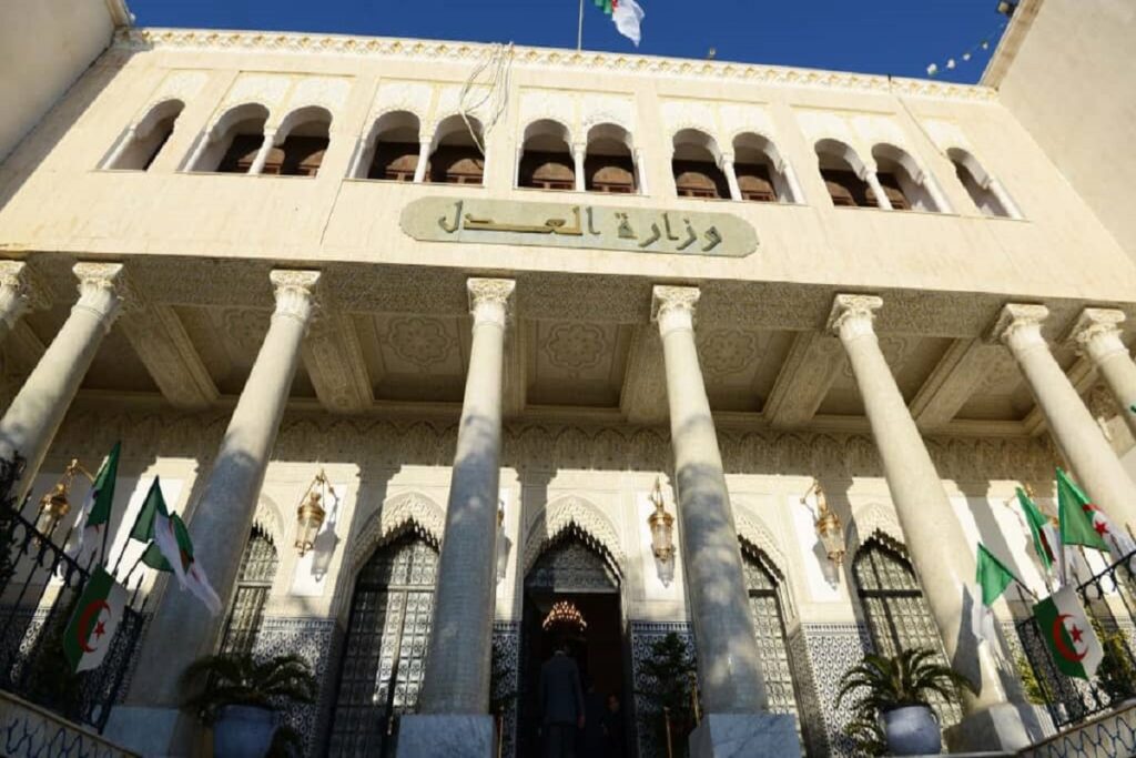 Algérie un jeune homme tente de s'immoler devant le ministère de la Justice