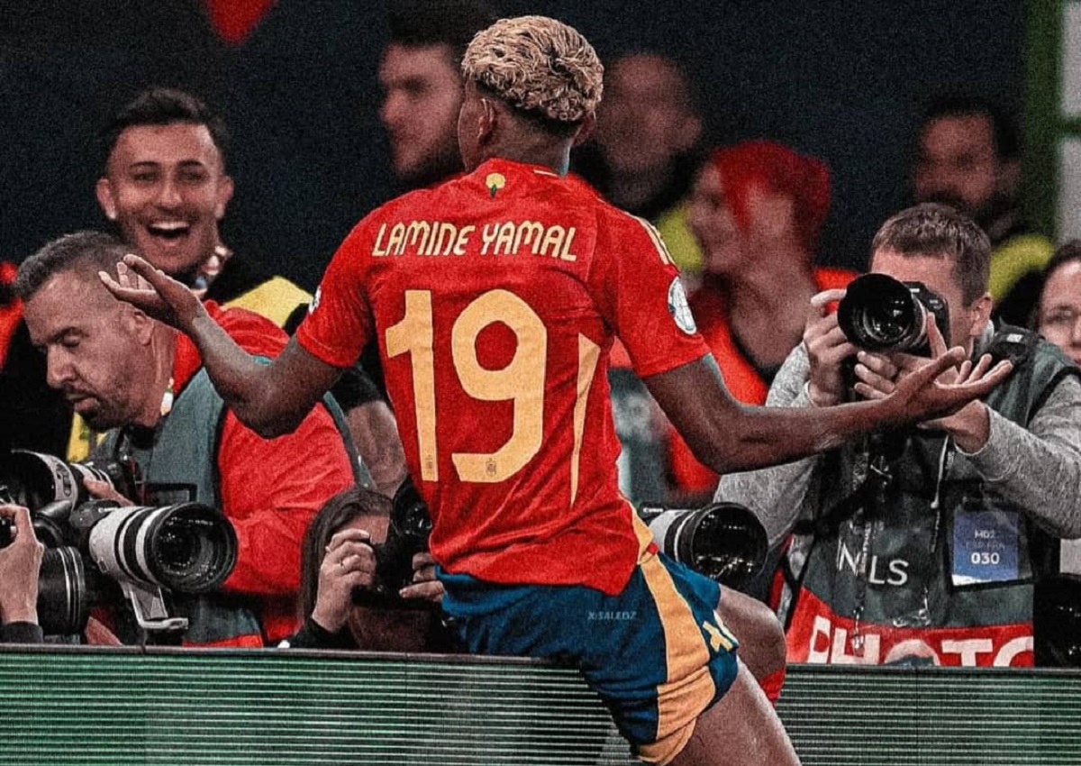 Avant de jouer pour la Roja, Lamine Yamal a célébré la victoire du Maroc contre l'Espagne en...