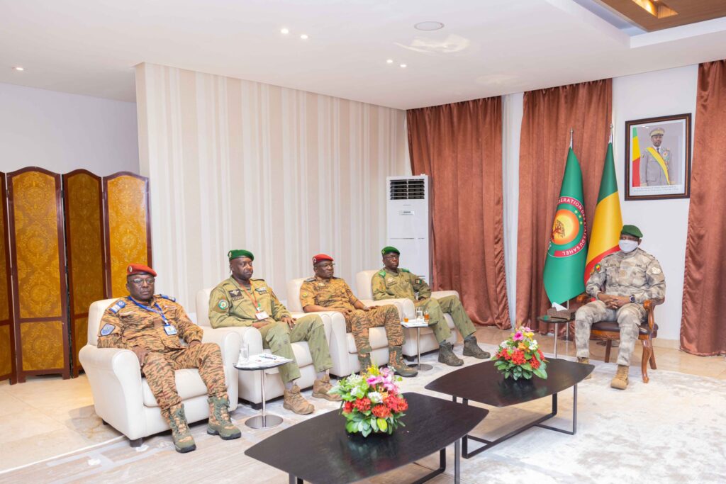 Burkina Faso, Mali, Niger Assimi Goïta réunit les ministres de la Défense de l'AES pour …