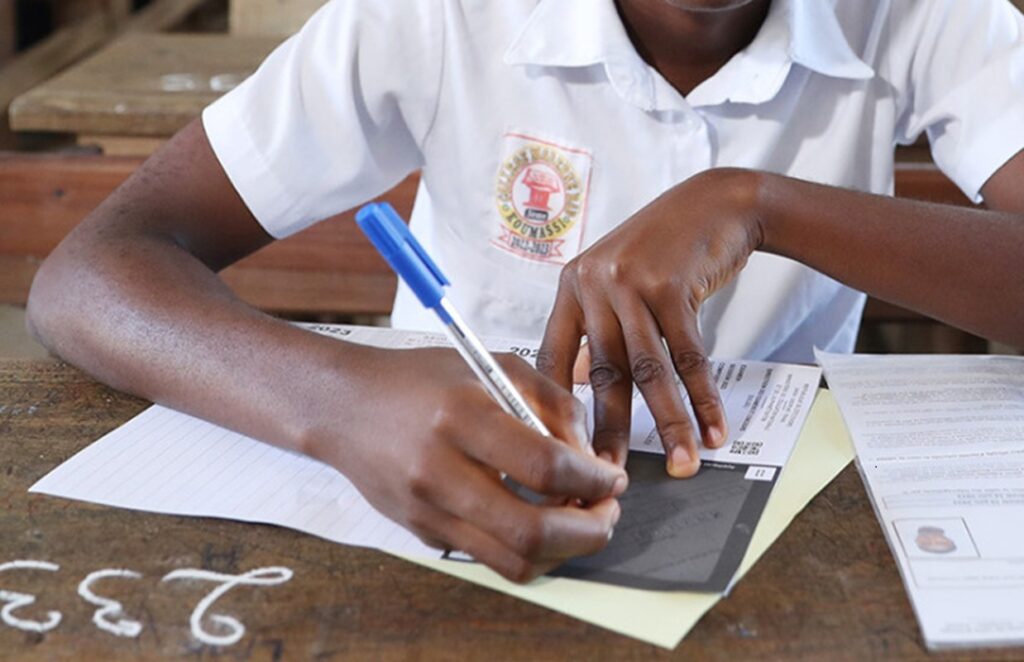 Burkina Faso elle obtient les meilleures notes et décroche le BEPC 2025 avec 19,19 (photo)