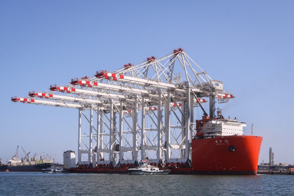Ce pays d'Afrique du Nord reçoit le navire Zhen Hua venu livrer 5 grues géantes