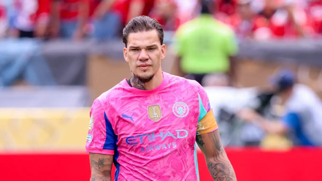 Ederson dément son départ de Man City et attaque les médias