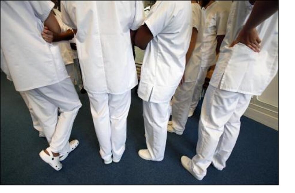 Grève des infirmières et sages-femmes dans ce pays d'Afrique de l'Ouest après la hausse des décès liée à la baisse des soins