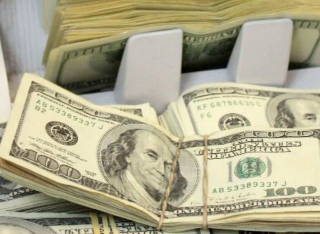 Le dollar s'effrite, entre données économiques et pourparlers sino-américains