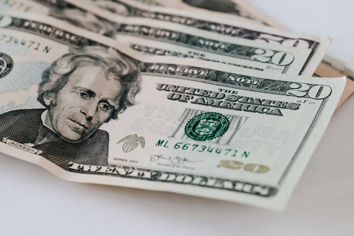 Le dollar morose avant une baisse de taux, nouveau record de l'argent