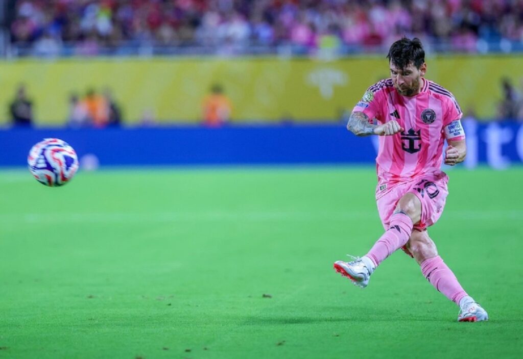 Mondial des clubs Lionel Messi brille encore avec un magnifique coup franc