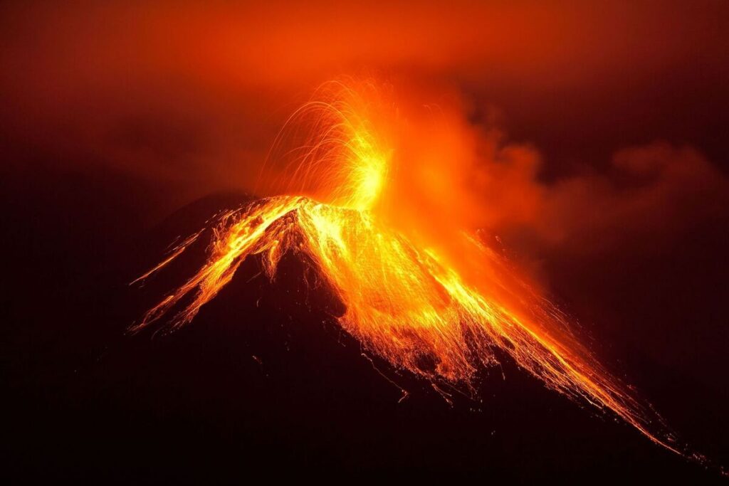Indonésie : alerte totale dans le pays ; un volcan en éruption projette une immense colonne de cendres