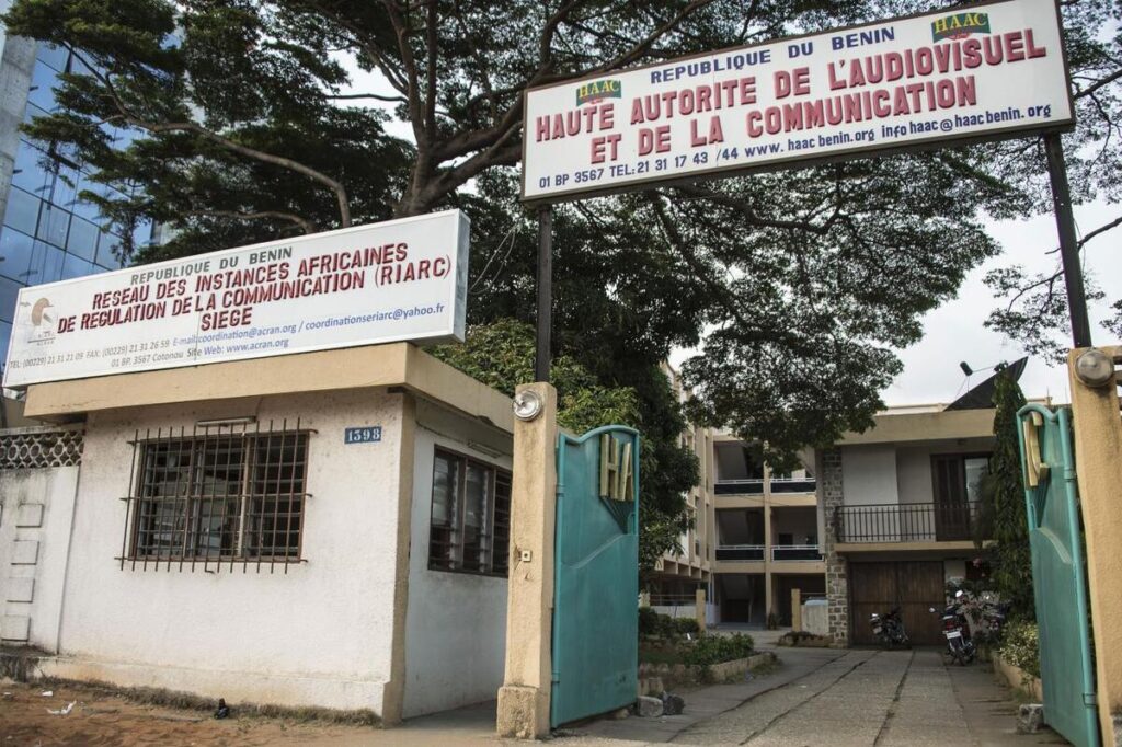 Bénin : un journaliste critique du pouvoir interpellé à Abidjan et extradé à Cotonou