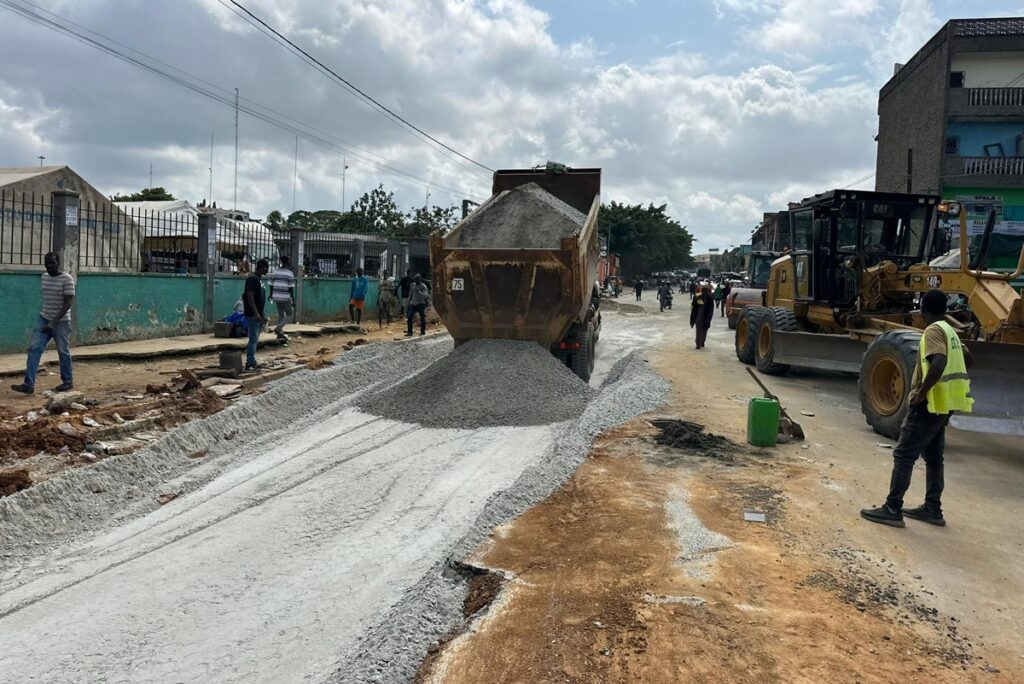Côte d’Ivoire la mairie d’Abobo lance les travaux de réhabilitation de la voie...