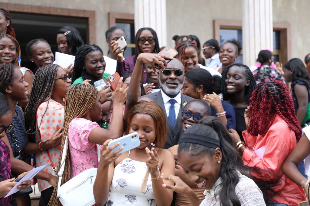 Côte d’Ivoire : le maire de Cocody offre des ordinateurs aux élèves de ce lycée