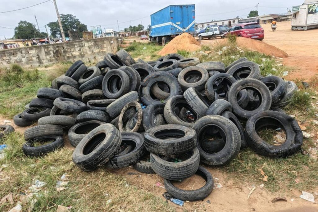 Côte d’Ivoire opération de déguerpissement de pneus usagés dans la commune de...
