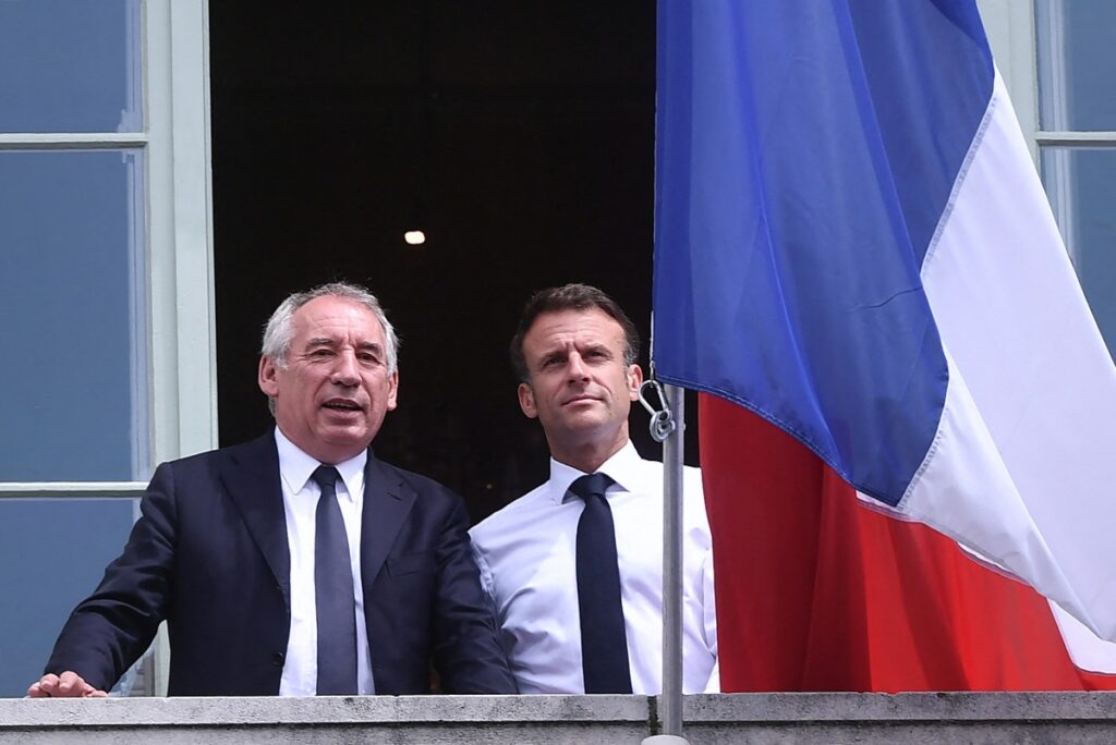 France Emmanuel Macron et François Bayrou gagnent en popularité