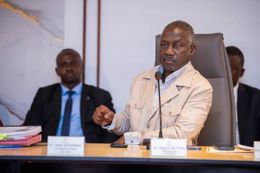 Marché de gros de Yopougon-Gesco jugé trop cher par les commerçants, le maire Adama Bictogo décide de...