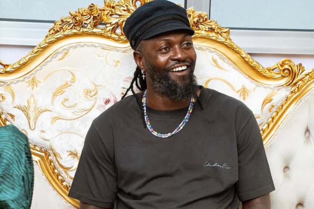 Adebayor fait une grosse promesse aux Camerounais “Je viens avec le…”