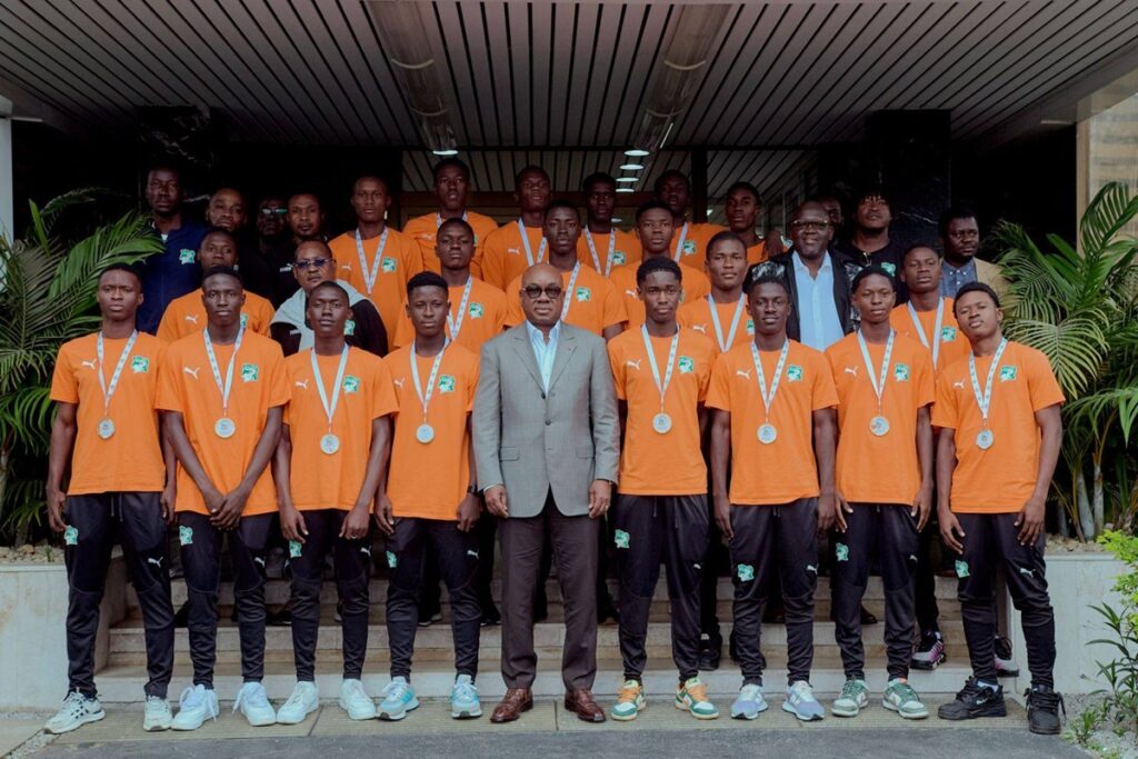 Côte d’Ivoire Idriss Diallo reçoit les Éléphanteaux après leur victoire au tournoi de football des Jeux Africains scolaires