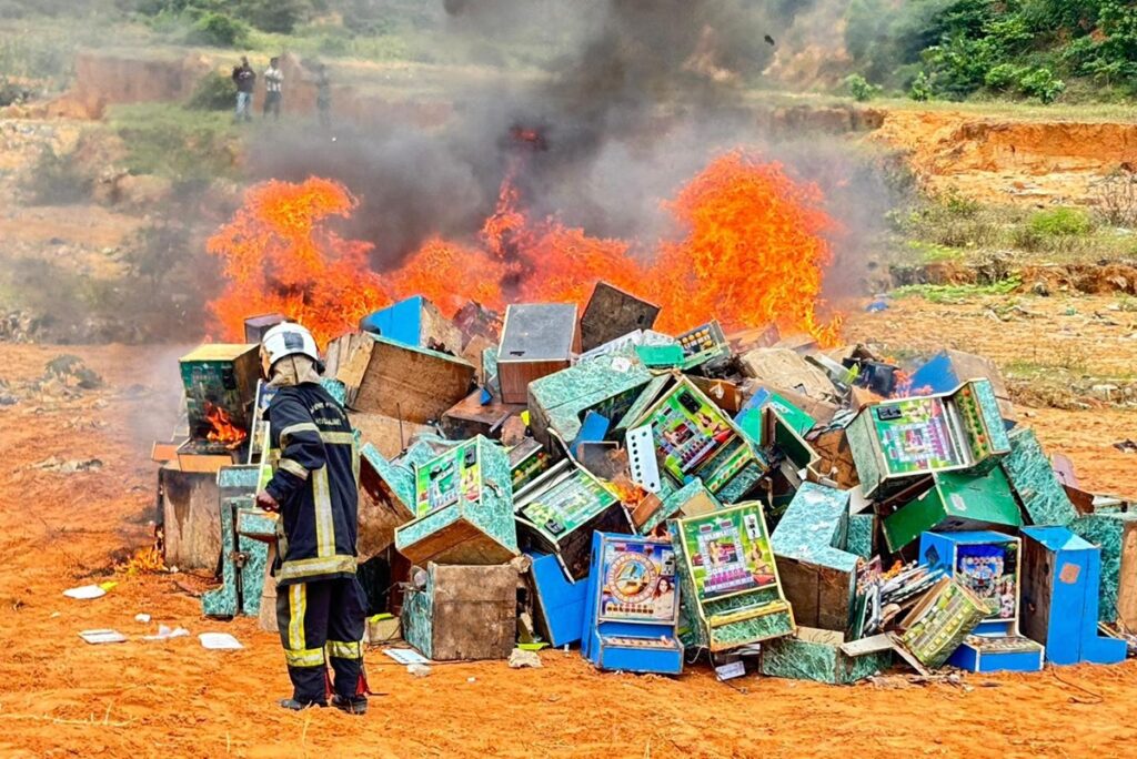 Côte d'Ivoire Jeux de hasard les autorités détruisent plus de 100 machines à sous à...