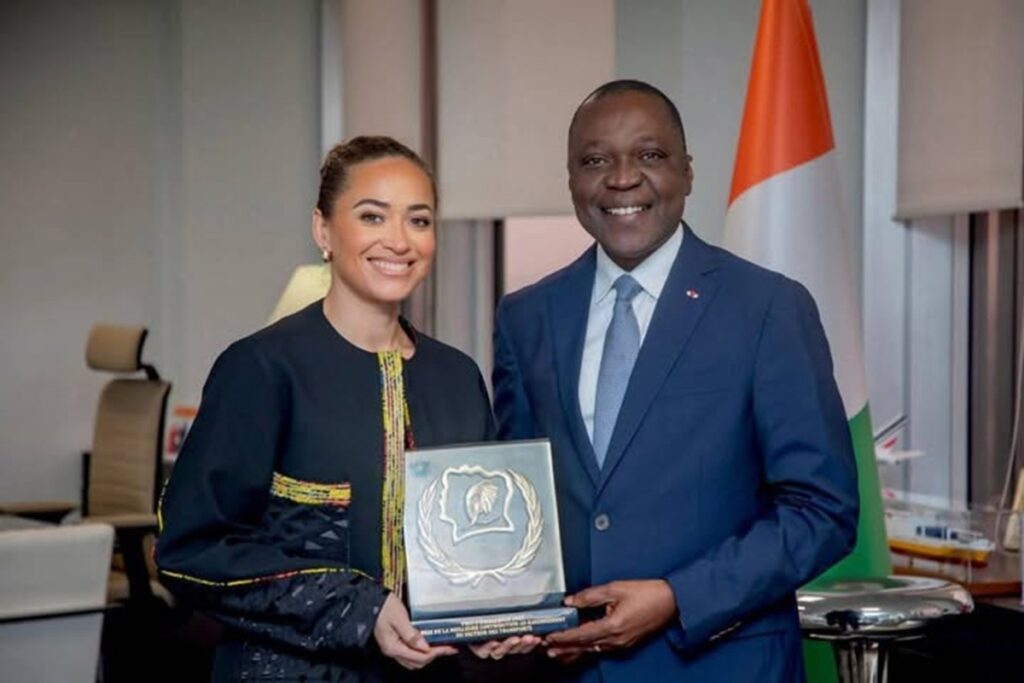 Côte d'Ivoire pour être la première Ivoirienne commandant de bord sur un Boeing 777, elle reçoit un chèque de...