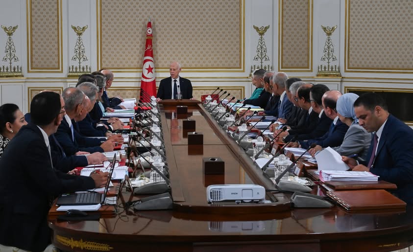 En Tunisie, Kaïs Saïed appelle à une « révolution administrative » et à la défense de l’État social