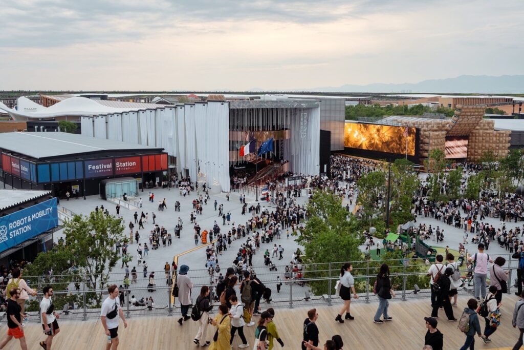 Exposition universelle des milliers de visiteurs contraints de passer la nuit à...