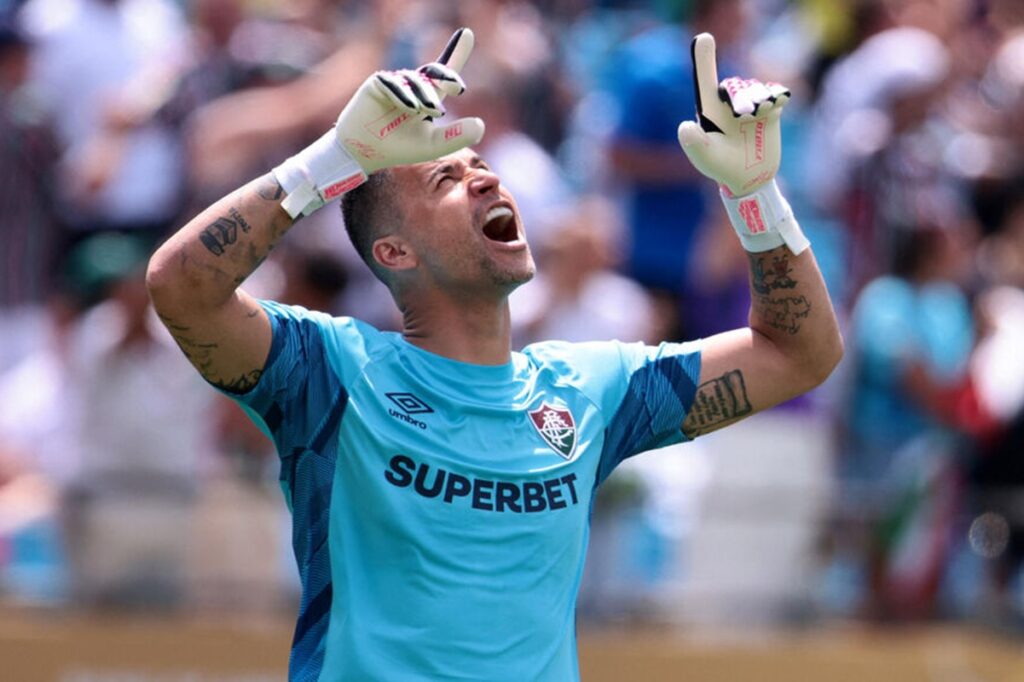 Le gardien brésilien Fabio égale le record de matchs joués par..