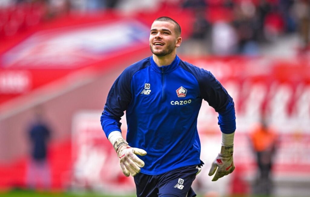 Le Paris Saint-Germain a officialisé le samedi 9 août 2025, le recrutement du gardien Lucas Chevalier, en provenance de Lille.