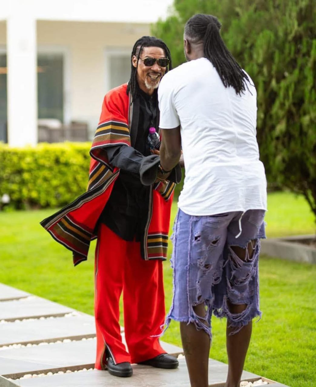 Sheyi Adebayor : "Sa culotte est déchirée", le look de la légende SEA surprend les internautes