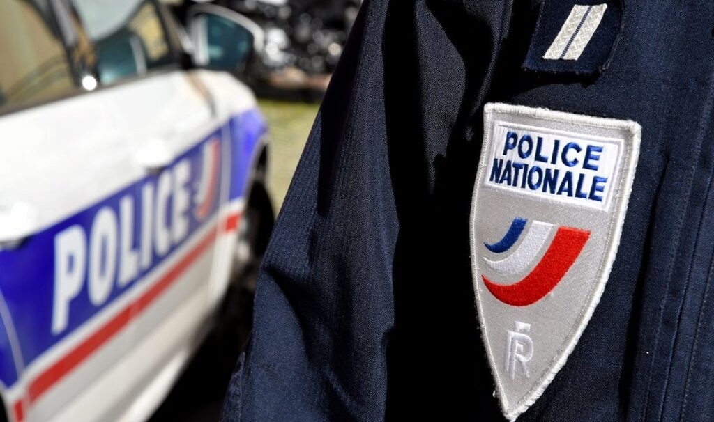 Sous l'emprise d'alcool et de stupéfiants, un conducteur percute 3 véhicules de police