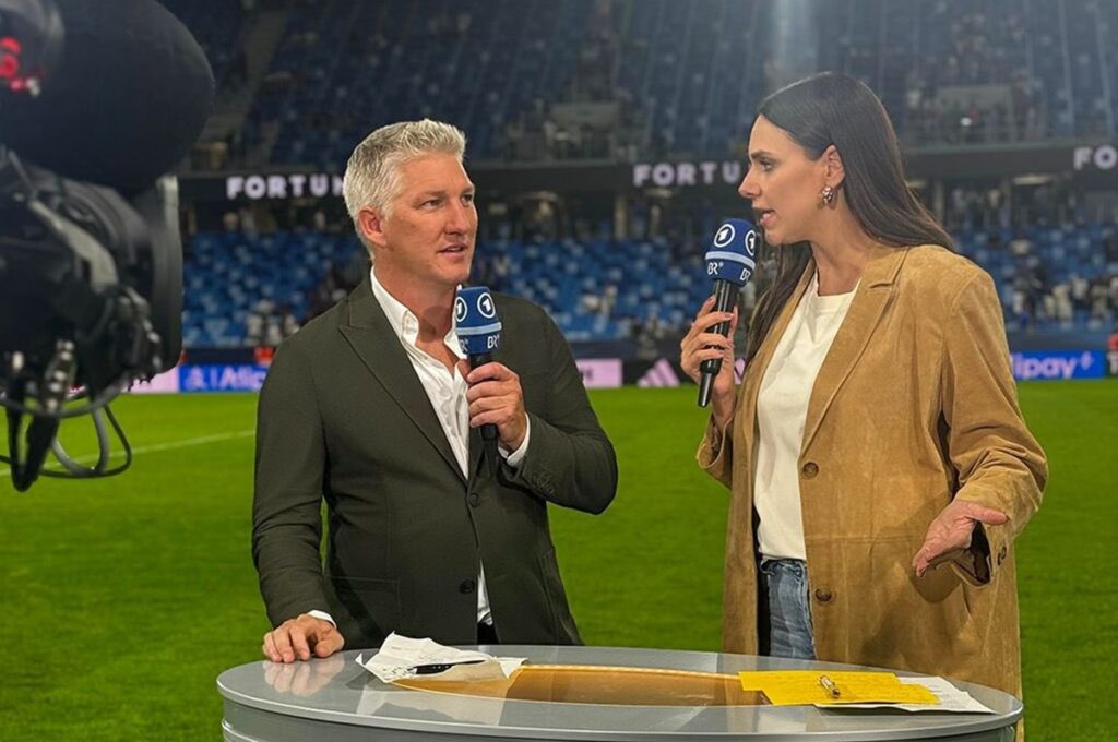 Bastian Schweinsteiger réagit après la défaite de l'Allemagne 2-0 contre la Slovaquie