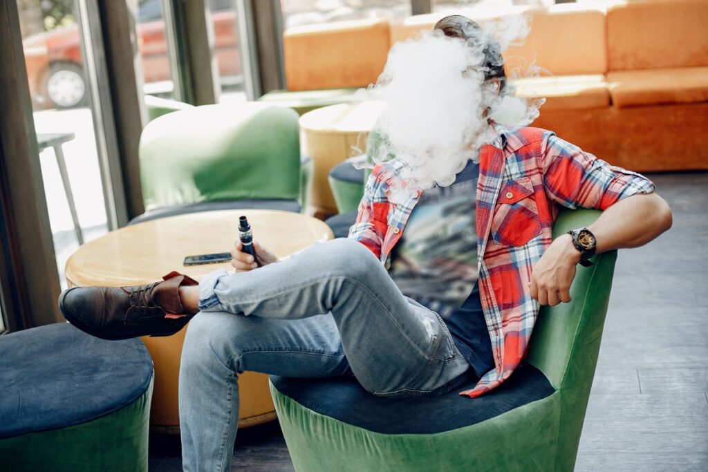 Ce pays envisage l’interdiction de fumer et de vapoter en terrasse