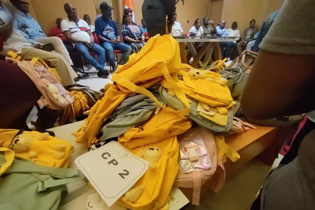 Côte d'Ivoire le maire de Yopougon, Adama Bictogo, offre des kits scolaires à ces élèves