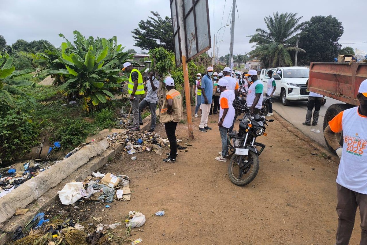 Côte d’Ivoire surpris en train de jeter des ordures dans les caniveaux, voici ce qui leur est arrivé