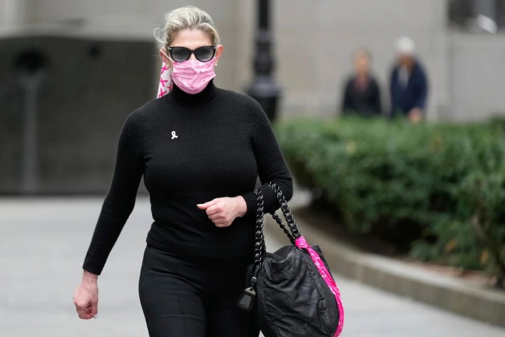 États-Unis : Nadine Menendez condamnée à 4 ans et demi de prison pour…