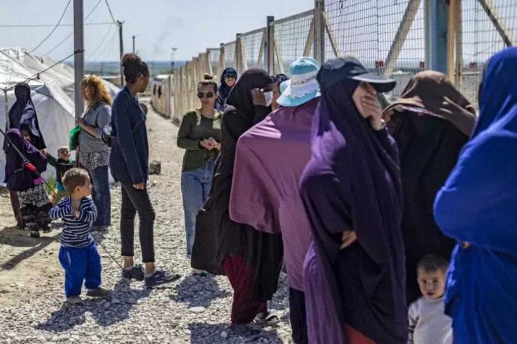 France : premiers regrets au procès de trois femmes jihadistes