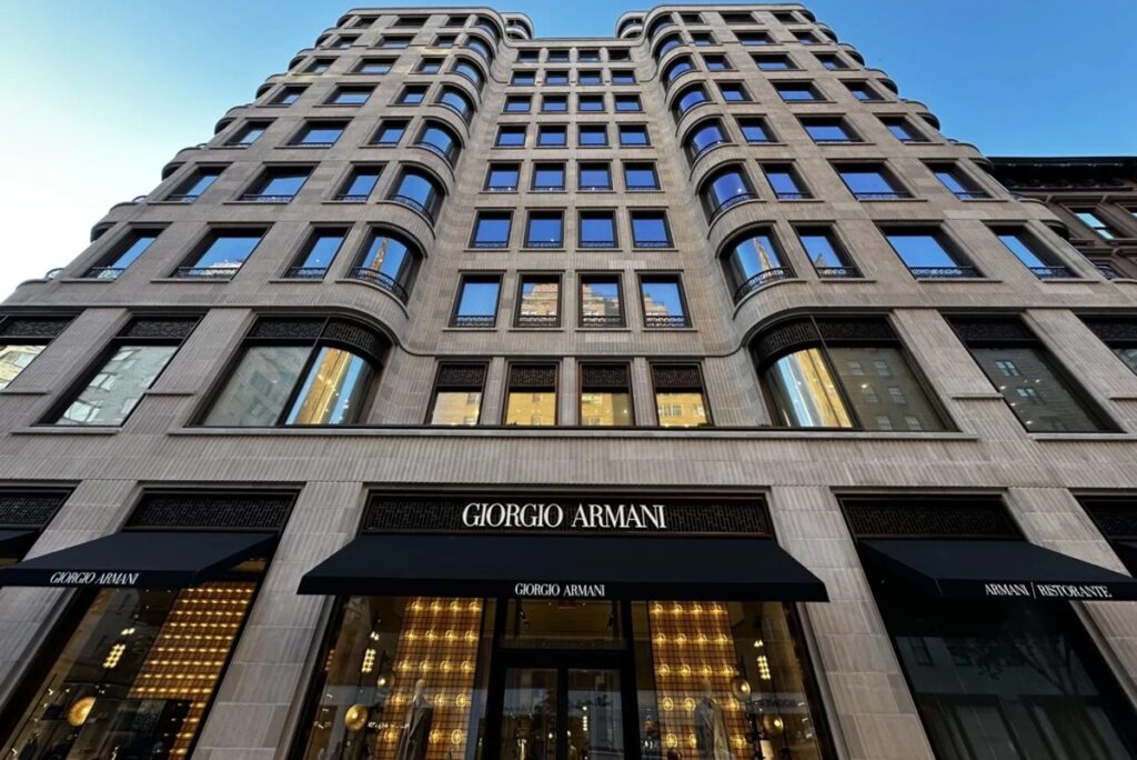 Giorgio Armani son empire bientôt cédé à ce géant de la mode