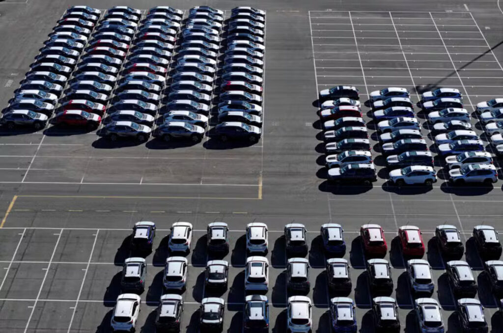 Depuis son retour à la Maison blanche en janvier, Donald Trump a ciblé des secteurs spécifiques avec des taxes douanières élevées, les importations d'automobiles et de pièces détachées étant ainsi frappées de surtaxes de 25%, s'ajoutant pour les constructeurs nippons à des droits de douane préexistants de 2,5%.