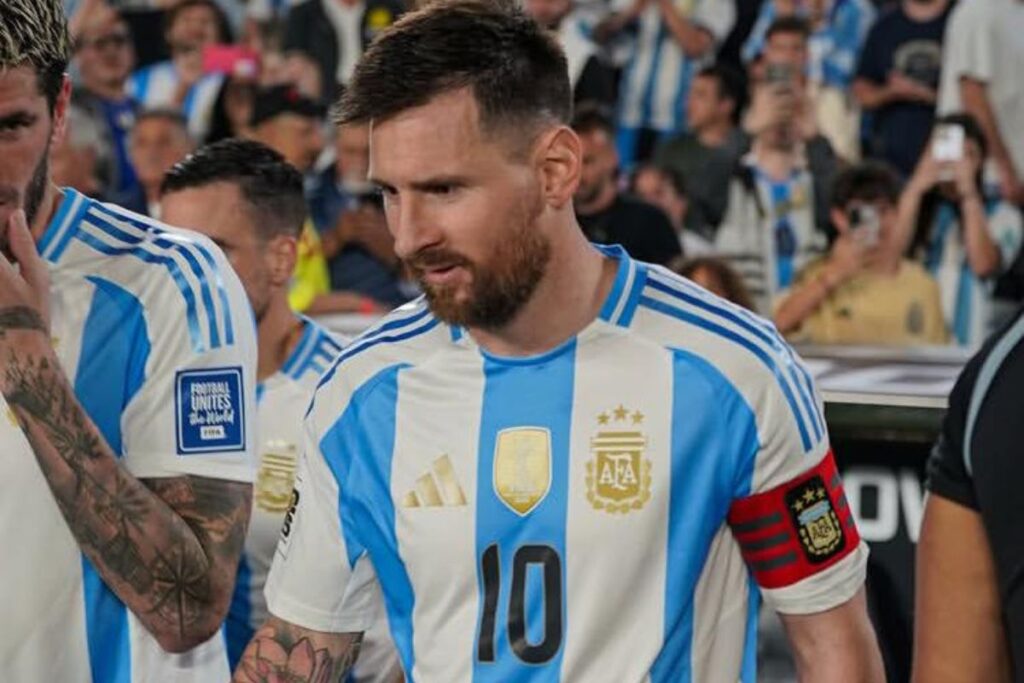 Lionel Messi qualifié de “nain” par un coéquipier en Argentine voici les réactions